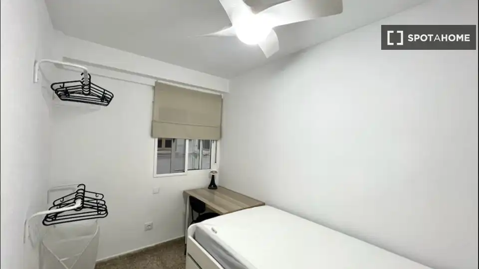 Habitación de Piso de alquiler en Valencia con Aire acondicionado, Calefacción y Amueblado