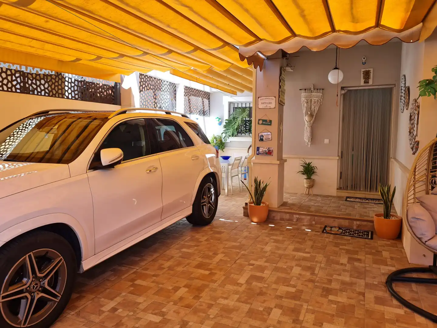 Aparcament de Casa adosada en venda en Espartinas amb Aire condicionat, Jardí privat i Piscina
