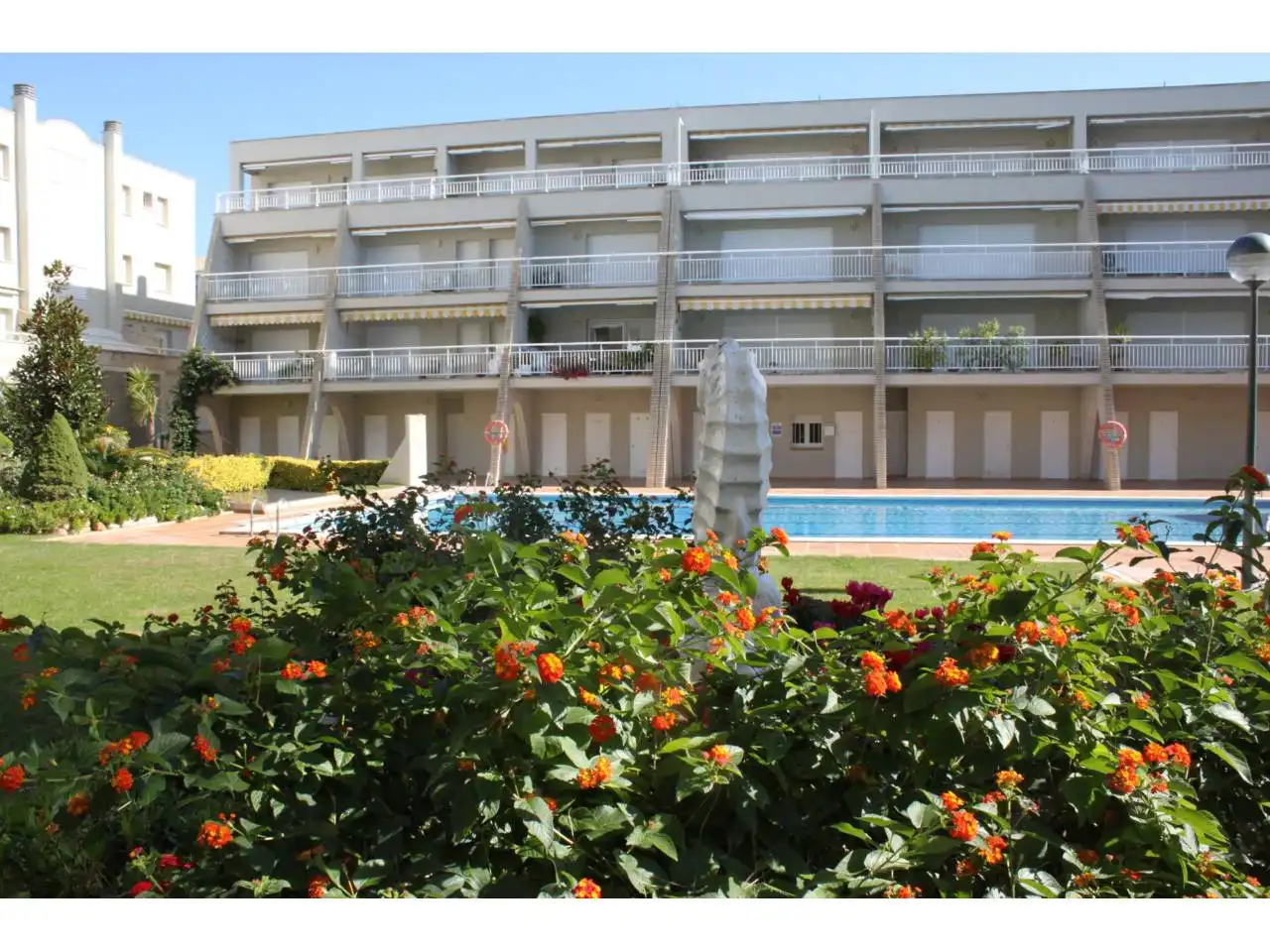 Piscina de Pis en venda en L'Escala amb Terrassa, Moblat i Piscina comunitària