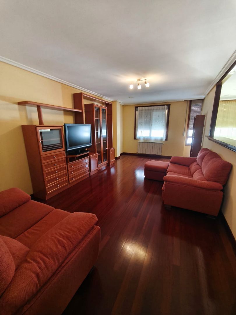 Sala d'estar de Dúplex en venda en Barbadás amb Calefacció, Parquet i Moblat