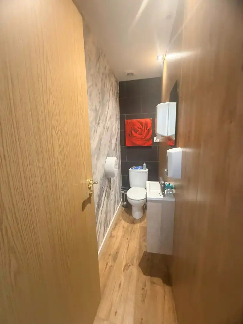 Baño de Local en traspaso en Torrelavega  con Aire acondicionado, Parquet y Amueblado