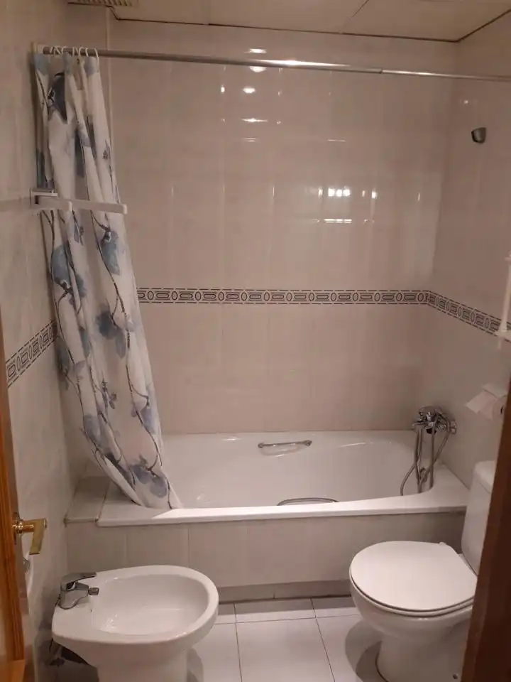 Baño de Piso de alquiler en Tarragona con Aire acondicionado, Terraza y Trastero