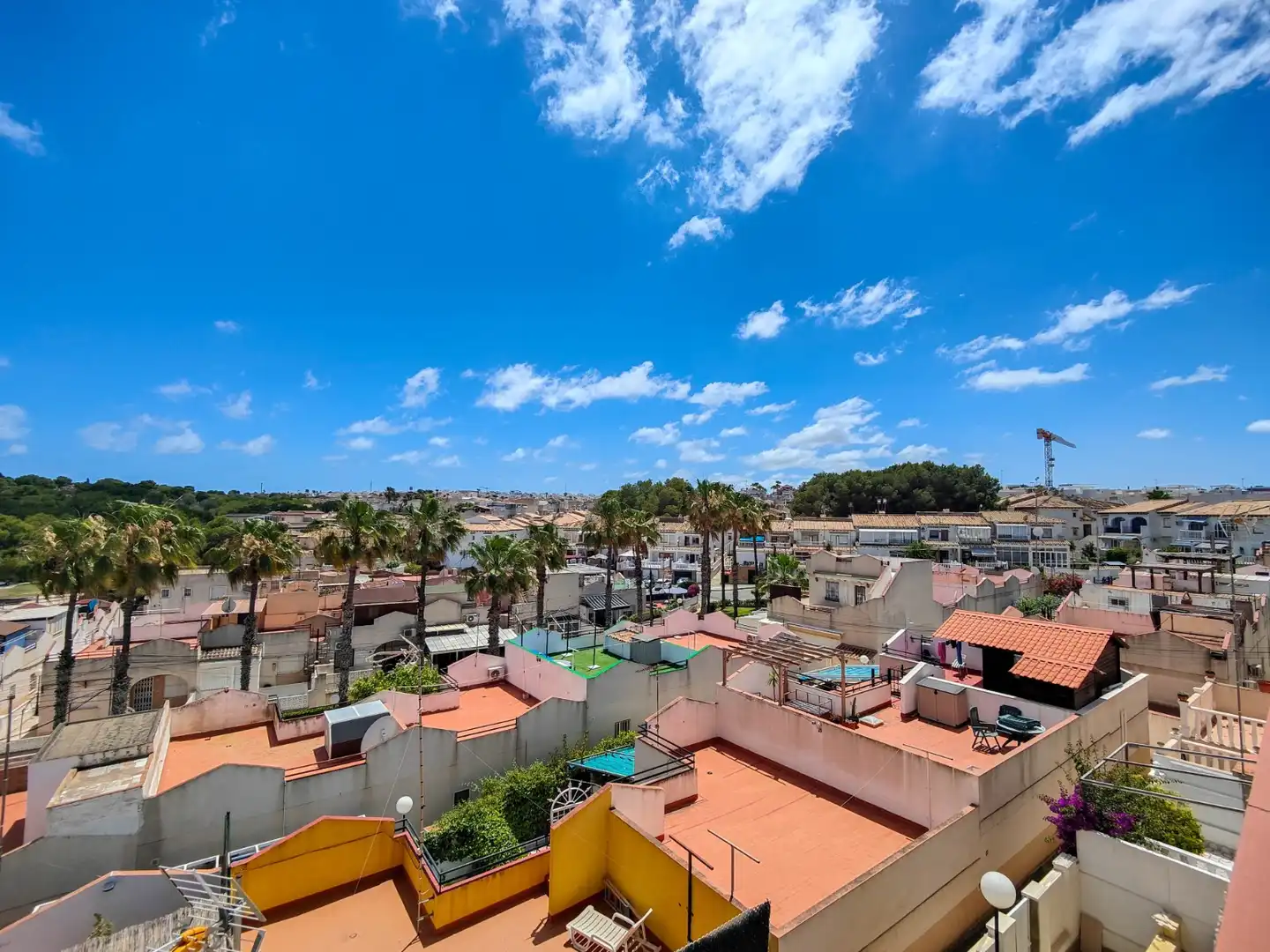 Außenansicht von Einfamilien-Reihenhaus zum Verkauf in Torrevieja mit Klimaanlage, Privatgarten und Terrasse