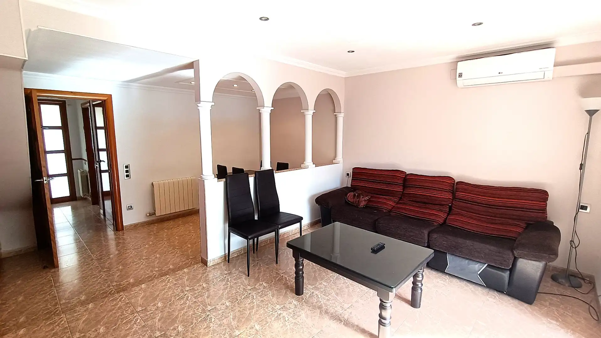 Wohnzimmer von Einfamilien-Reihenhaus zum Verkauf in Cambrils mit Klimaanlage, Heizung und Privatgarten