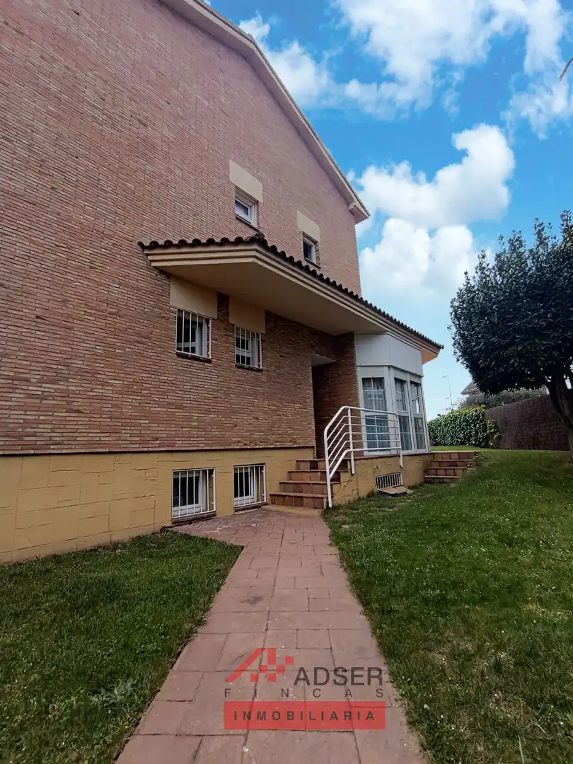 Vista exterior de Casa o xalet en venda en  Logroño amb Aire condicionat, Calefacció i Jardí privat