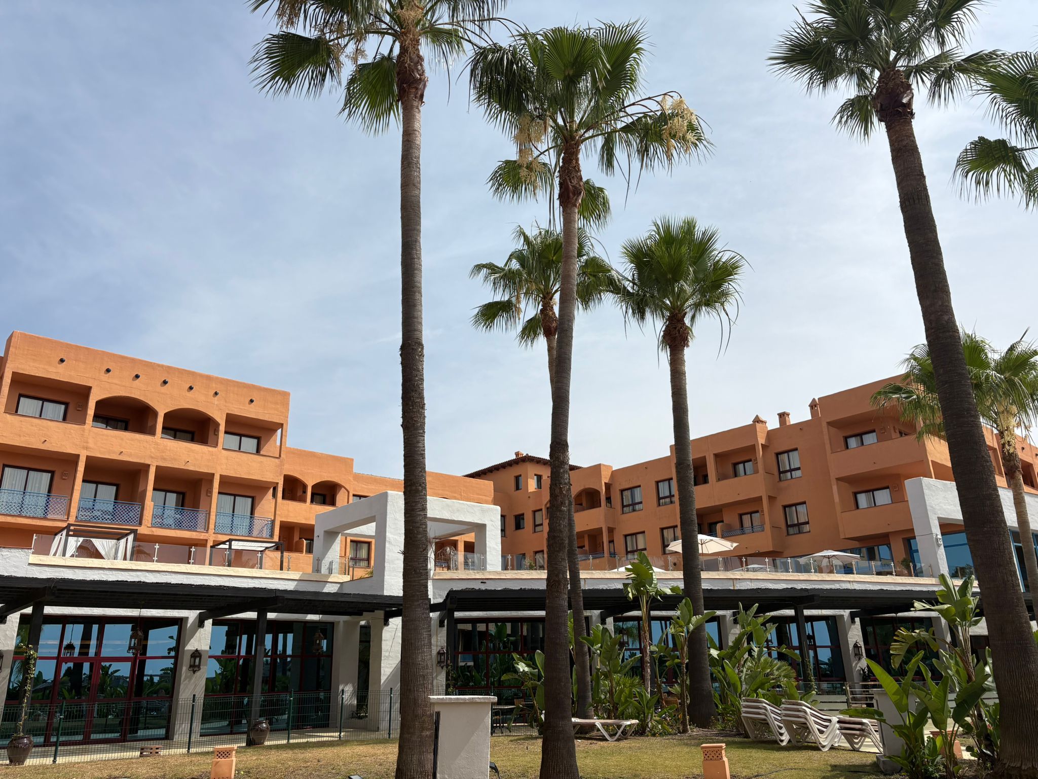 Vista exterior de Apartamento en venta en Benahavís con Jardín privado y Piscina comunitaria
