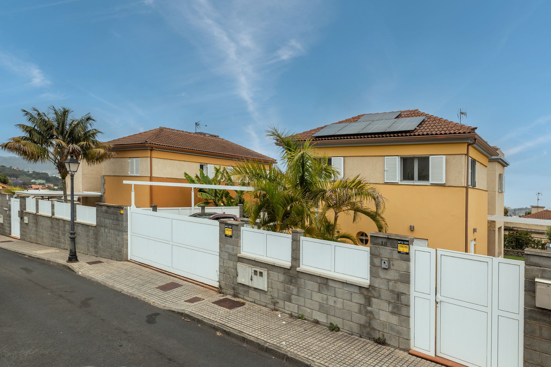Vista exterior de Casa o xalet en venda en Santa Brígida amb Calefacció, Jardí privat i Parquet
