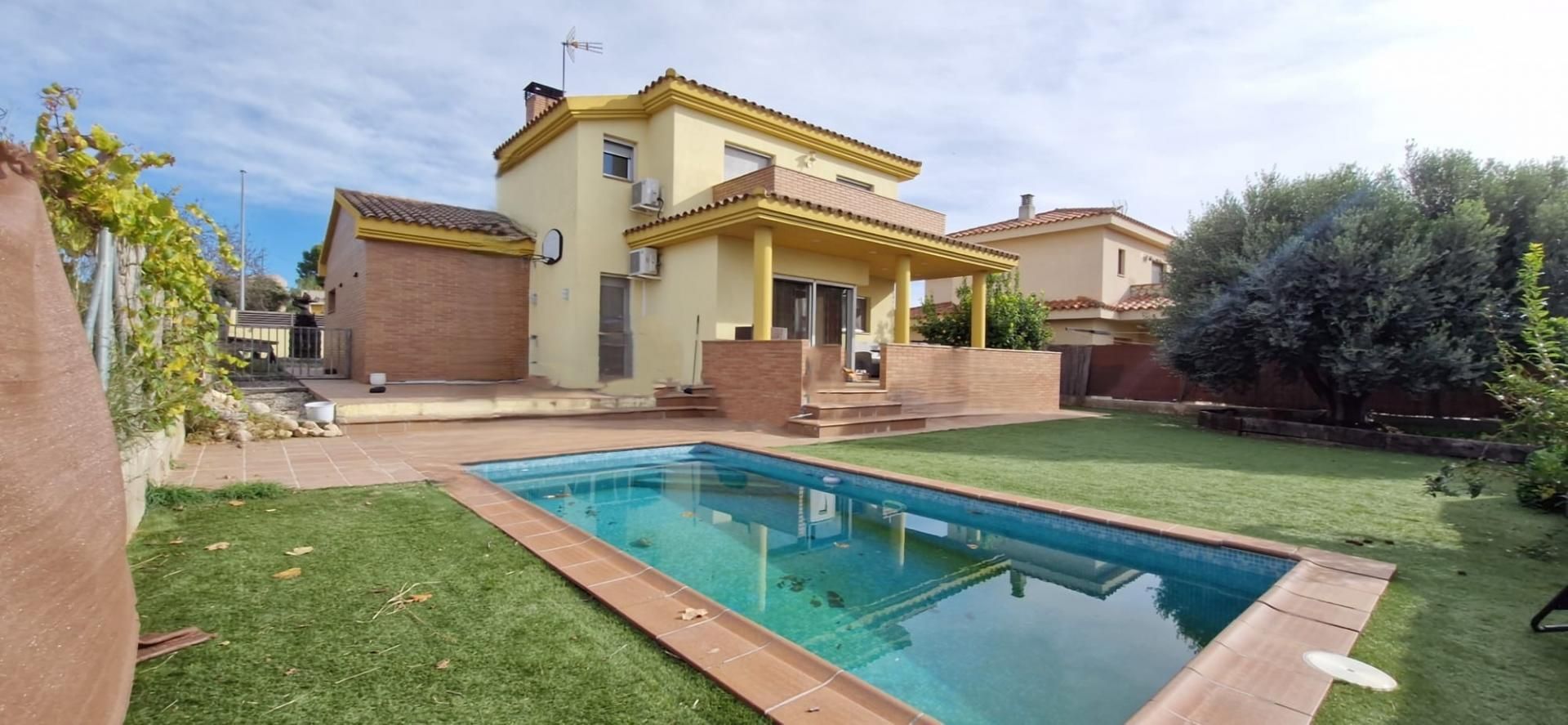 Vista exterior de Casa o xalet en venda en Font-rubí amb Calefacció, Jardí privat i Terrassa