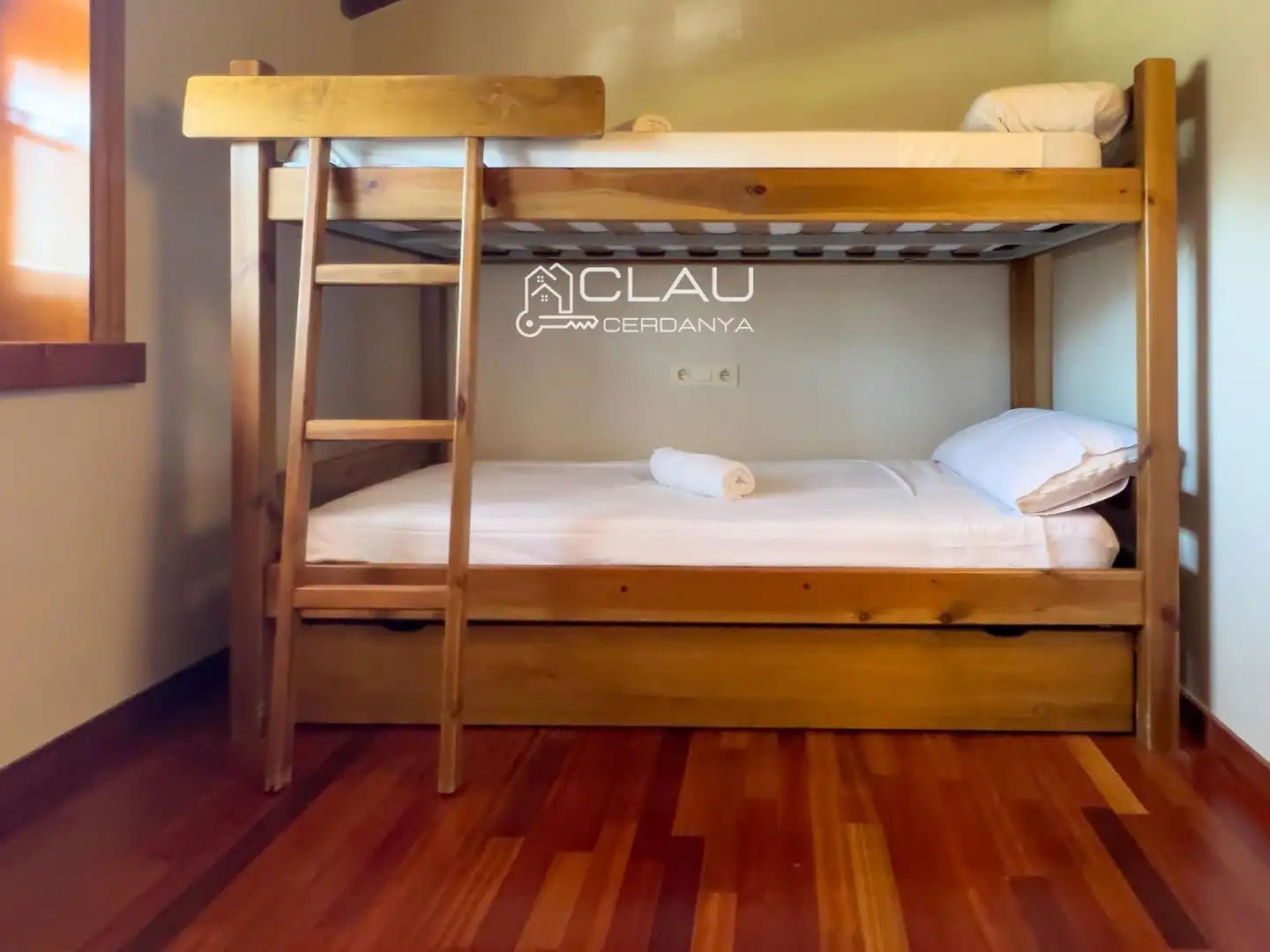 Schlafzimmer von Einfamilien-Reihenhaus zur Miete in Palau - de - Cerdagne mit Heizung, Privatgarten und Parkett