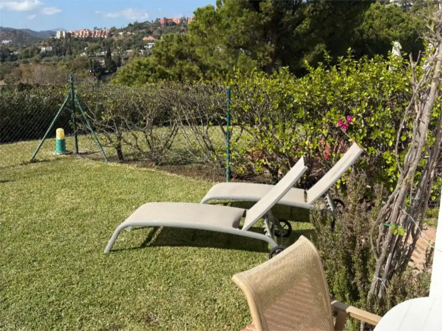 Jardí de Pis de lloguer en Benahavís amb Aire condicionat i Piscina