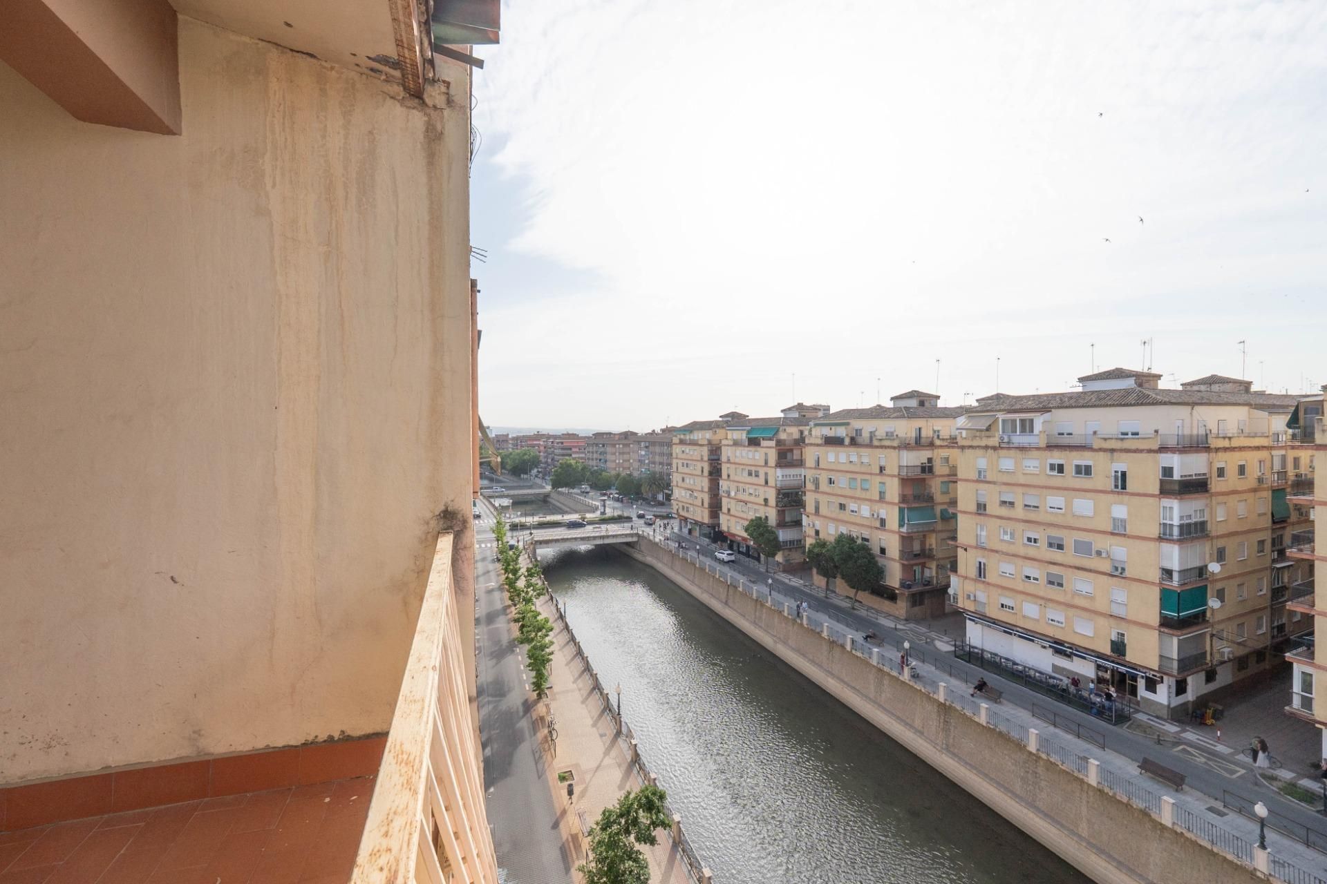 Vista exterior de Àtic en venda en  Granada Capital amb Aire condicionat