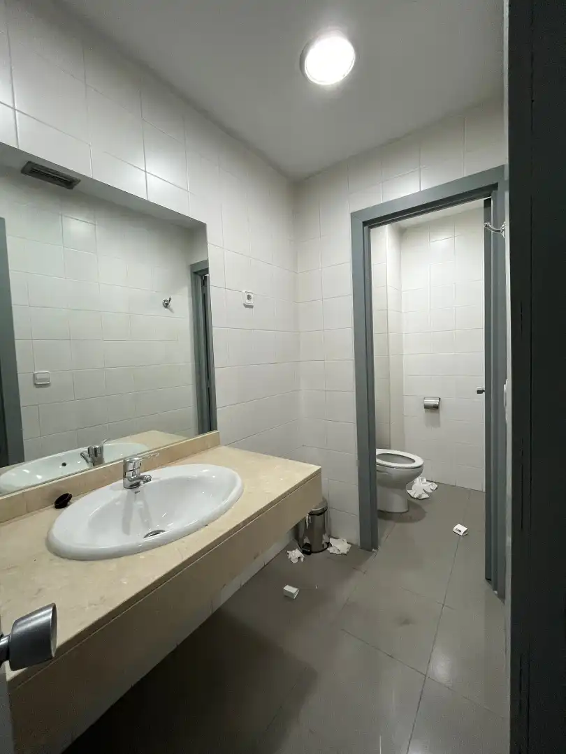 Baño de Local en venta en Madrid con Aire acondicionado y Alarma