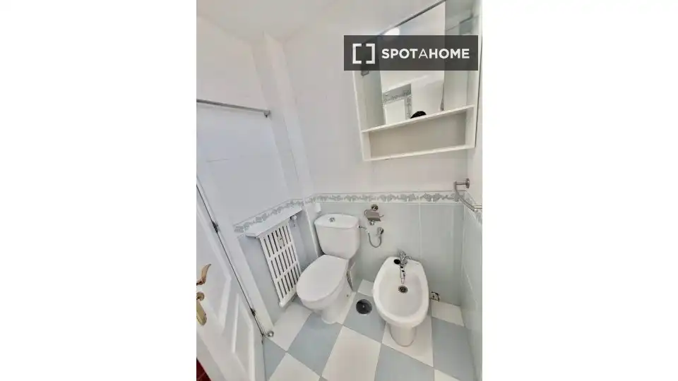 Baño de Piso de alquiler en Madrid con Aire acondicionado, Calefacción y Amueblado