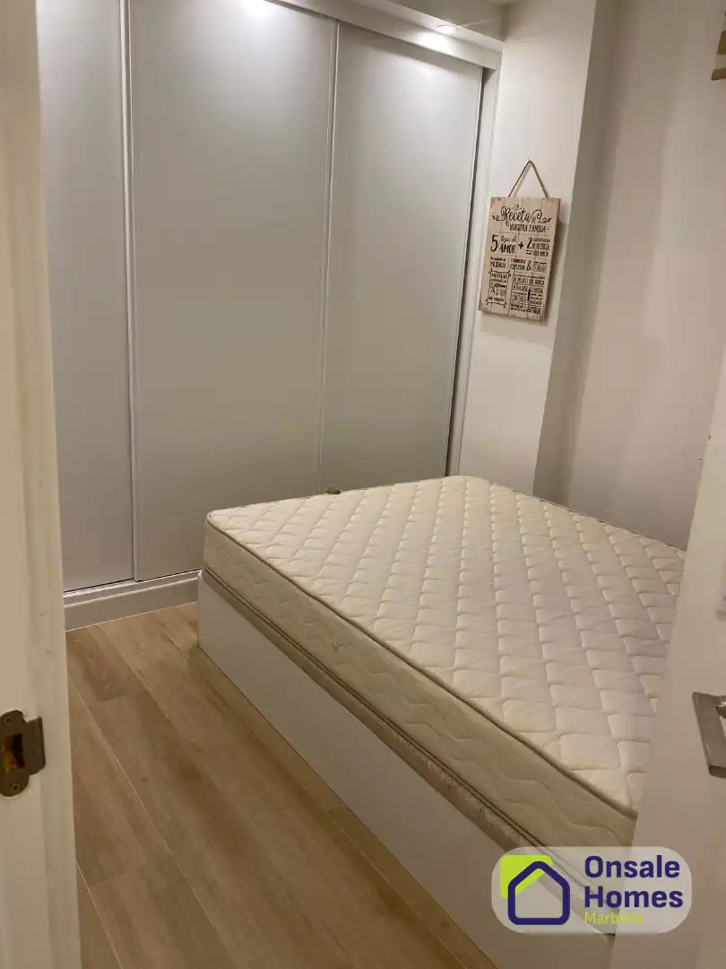 Dormitori de Pis de lloguer en Marbella amb Aire condicionat, Moblat i Piscina comunitària