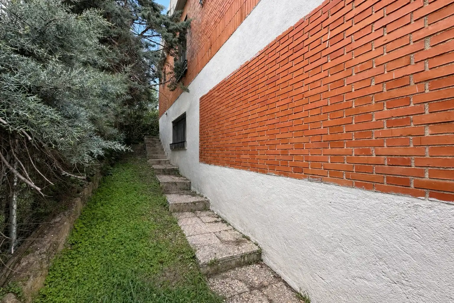 Vista exterior de Casa adosada en venda en Hoyo de Manzanares amb Jardí privat