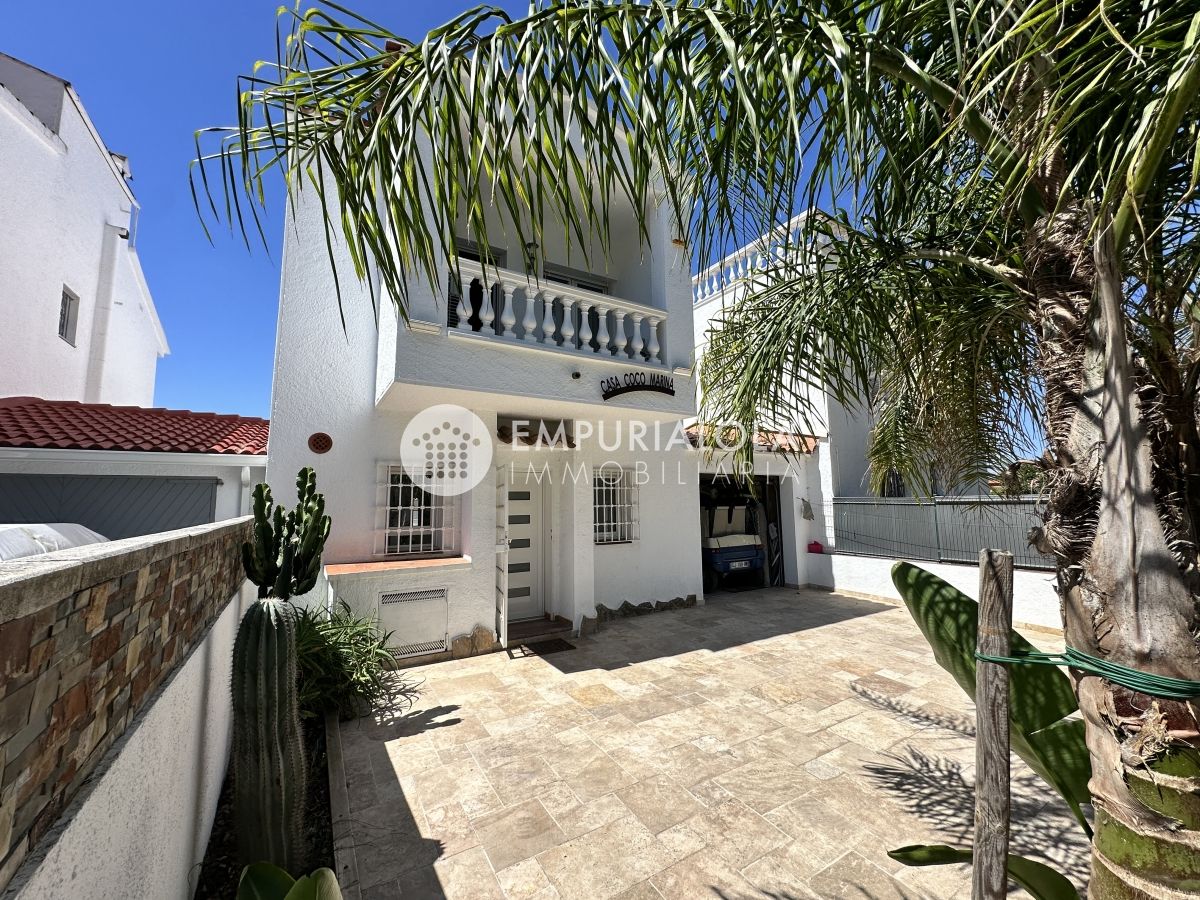 Vista exterior de Casa o chalet en venta en Empuriabrava con Aire acondicionado, Piscina y Amueblado