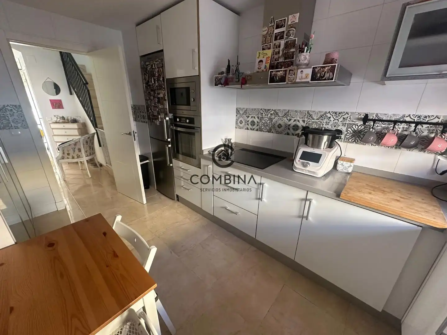 Küche von Einfamilien-Reihenhaus zum Verkauf in Camas mit Klimaanlage, Terrasse und Abstellraum