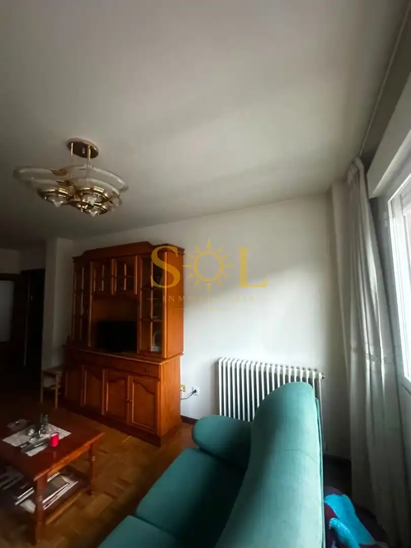 Sala de estar de Piso en venta en La Pola de Gordón  con Calefacción, Parquet y Amueblado