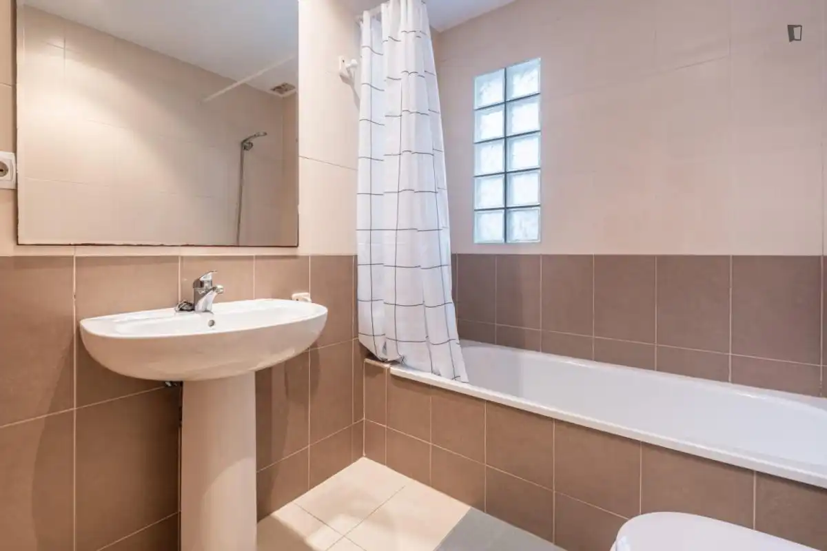 Bany de Apartament per a compartir en Alicante / Alacant amb Moblat, Forn i Rentadora