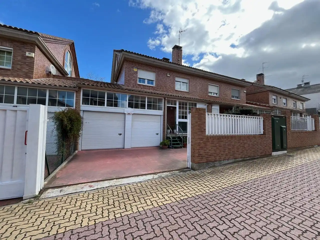 Vista exterior de Casa adosada en venta en Zaragoza con Aire acondicionado, Calefacción y Jardín privado