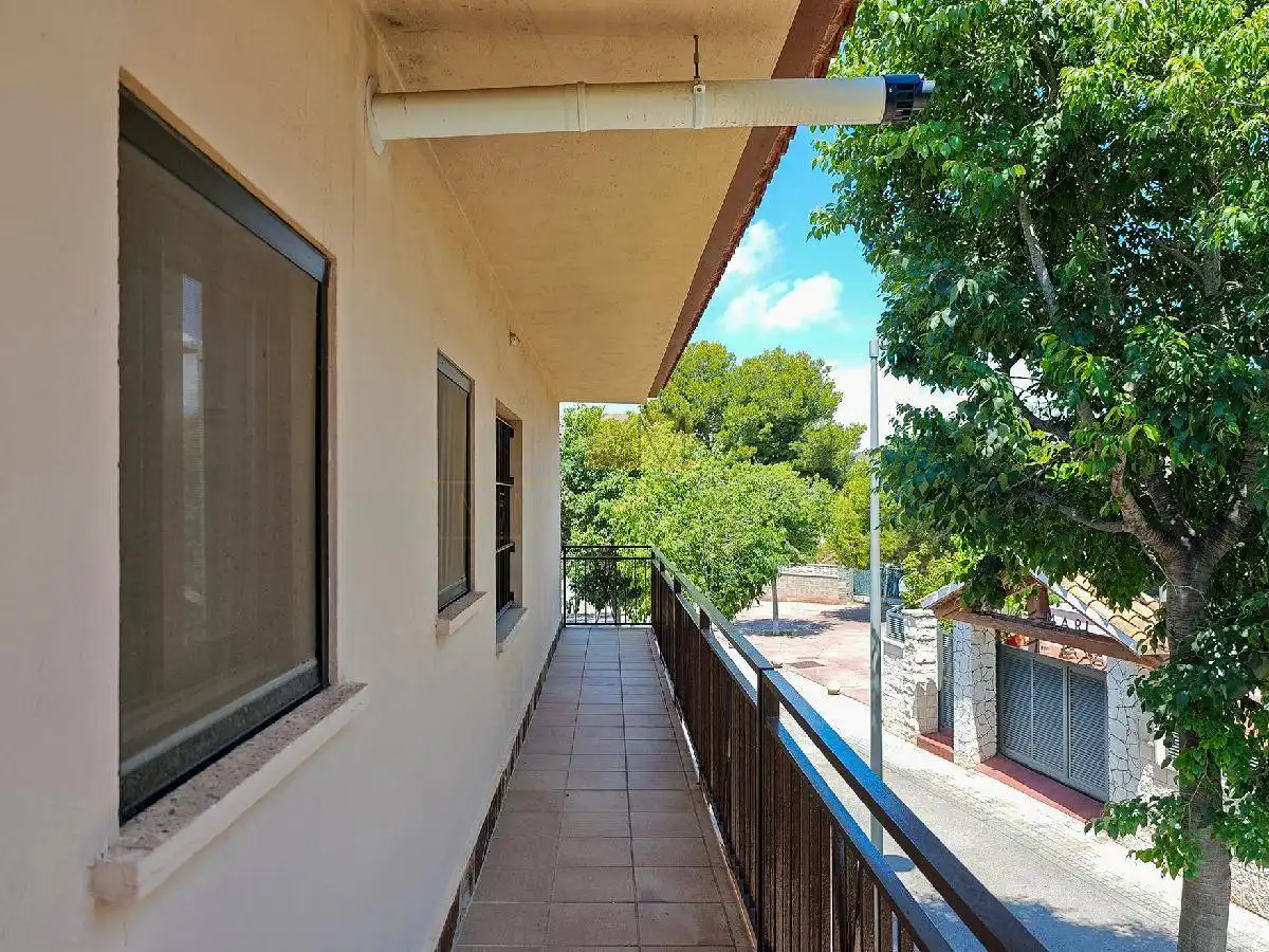 Vista exterior de Casa o xalet en venda en Vilanova i la Geltrú amb Calefacció, Jardí privat i Terrassa