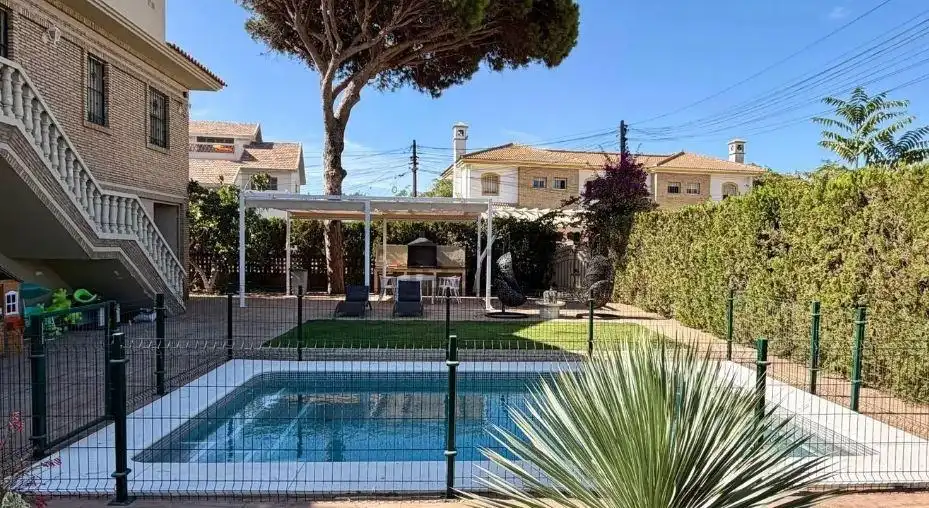 Piscina de Casa o xalet en venda en Punta Umbría amb Aire condicionat, Jardí privat i Parquet