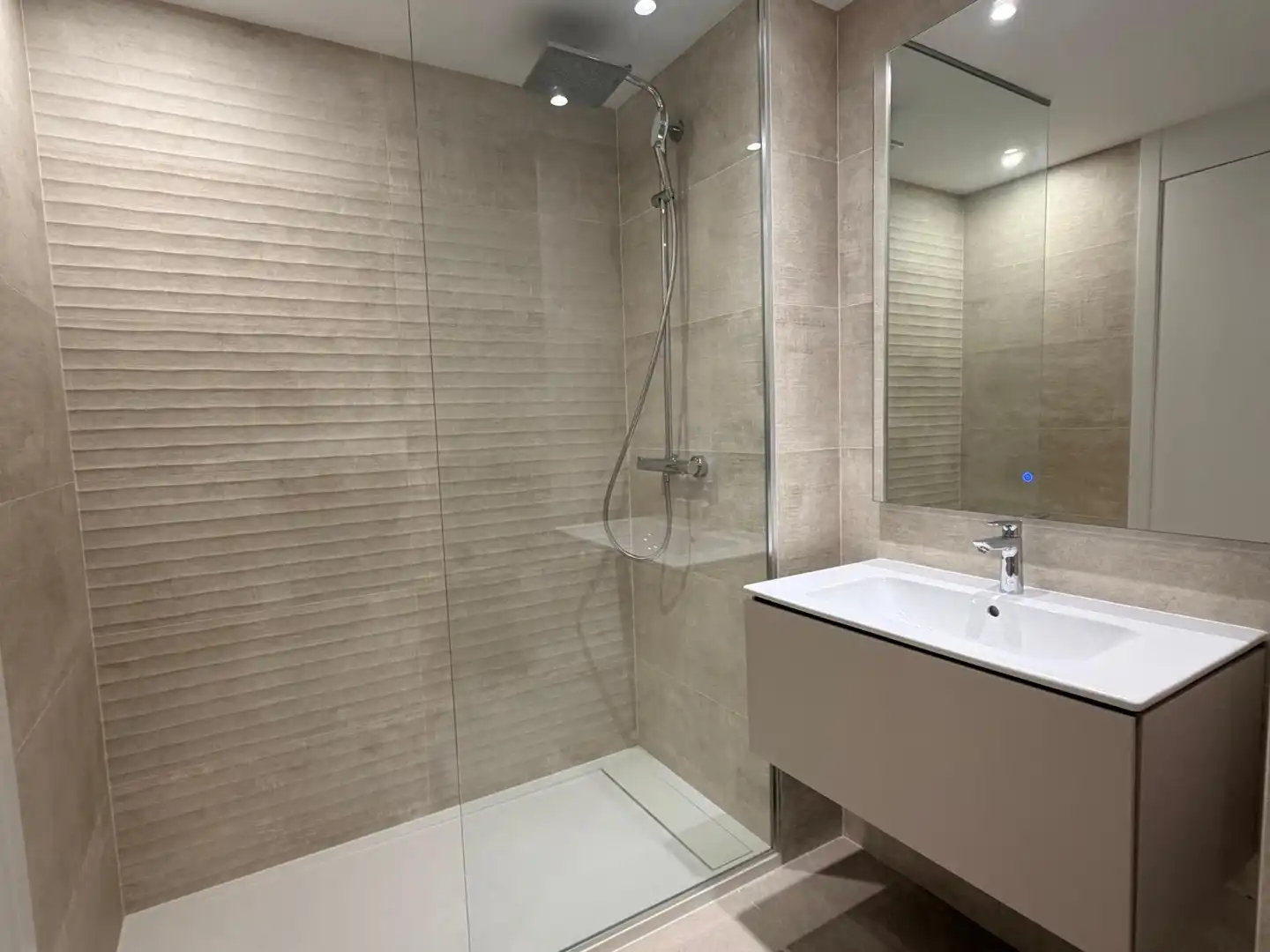 Baño de Apartamento en venta en Marbella con Aire acondicionado, Calefacción y Jardín privado