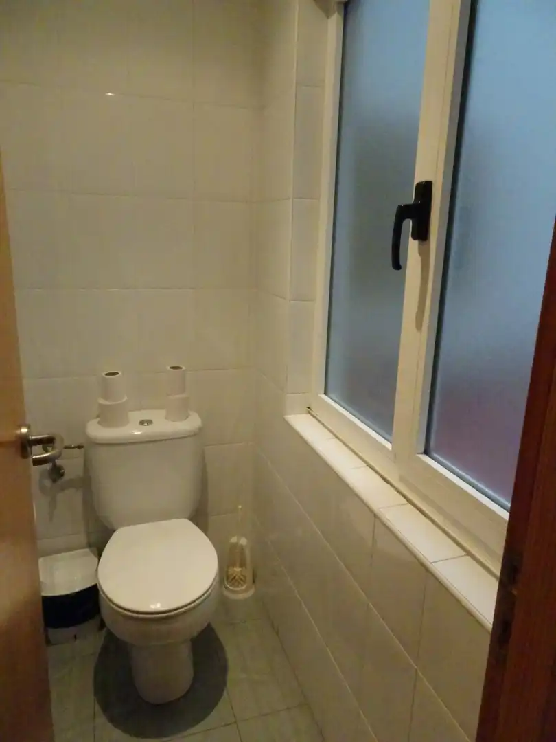 Badezimmer von Büro zur Miete in Torrelavega  mit Klimaanlage, Abstellraum und Möbliert