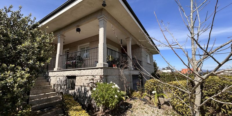 Vista exterior de Casa o xalet en venda en Vilagarcía de Arousa amb Jardí privat, Terrassa i Traster