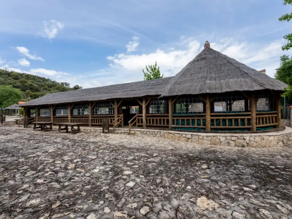 Vista exterior de Casa o chalet en venta en Espinoso del Rey con Terraza, Piscina y Amueblado