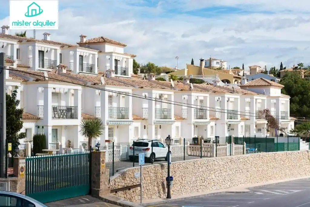 Vista exterior de Casa o xalet de lloguer en El Campello amb Aire condicionat, Calefacció i Jardí privat