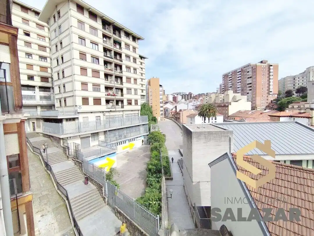 Vista exterior de Pis en venda en Bilbao  amb Calefacció, Parquet i Traster