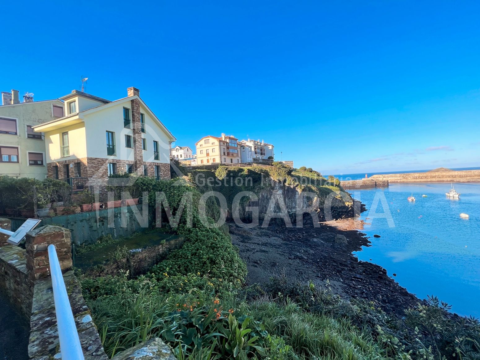 Vista exterior de Casa o xalet en venda en Tapia de Casariego amb Calefacció, Jardí privat i Parquet