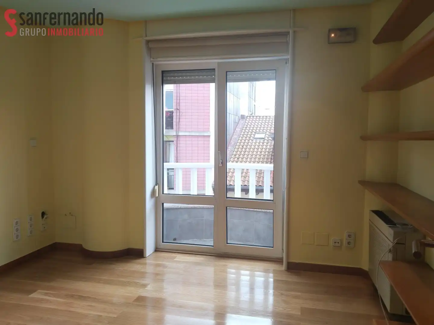 Schlafzimmer von Büro zur Miete in Torrelavega  mit Klimaanlage und Heizung