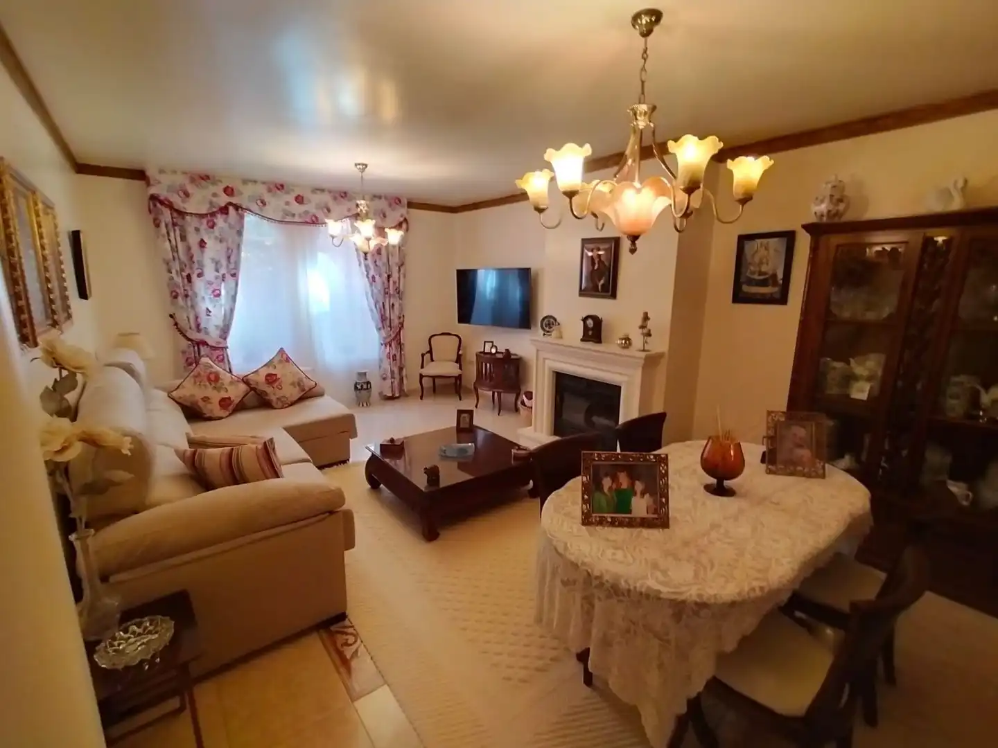 Sala d'estar de Casa o xalet en venda en La Línea de la Concepción amb Aire condicionat, Jardí privat i Traster
