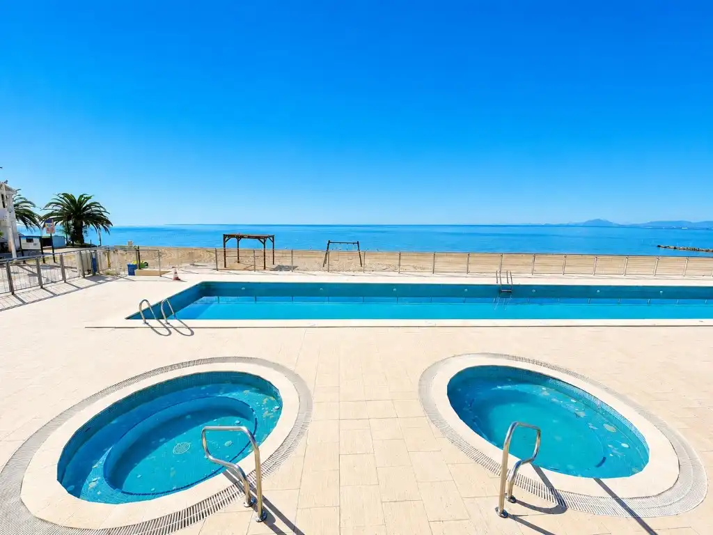 Piscina de Apartament en venda en La Manga del Mar Menor amb Aire condicionat, Calefacció i Terrassa