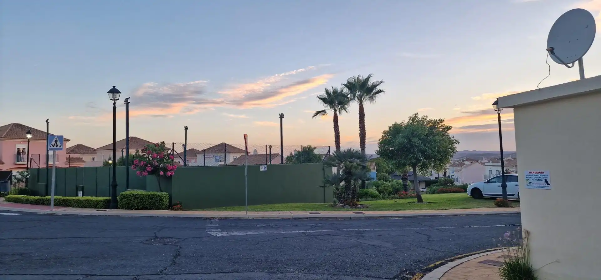 Vista exterior de Casa adosada en venda en Ayamonte amb Jardí privat, Moblat i Balcó