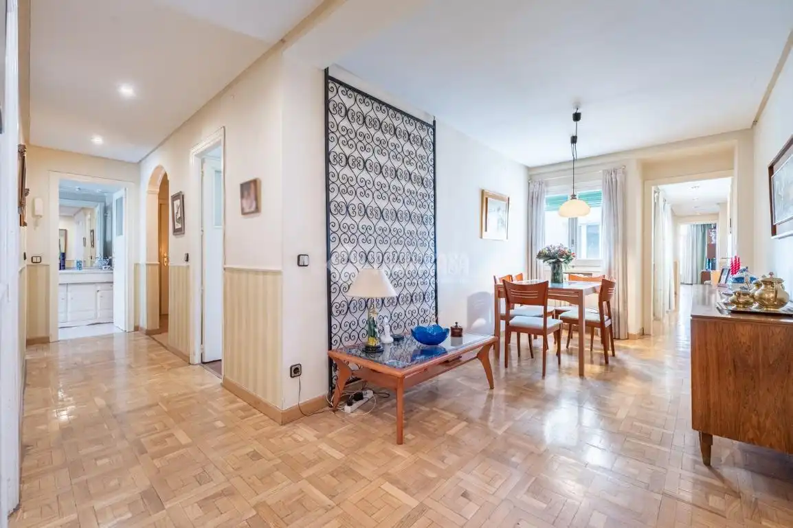 Vista exterior de Piso en venta en Madrid con Calefacción, Parquet y Balcón