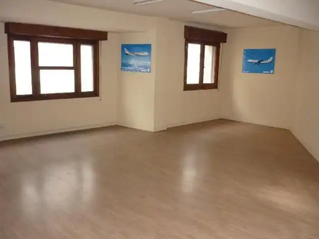 Oficina de lloguer a Avenida das Camelias 111