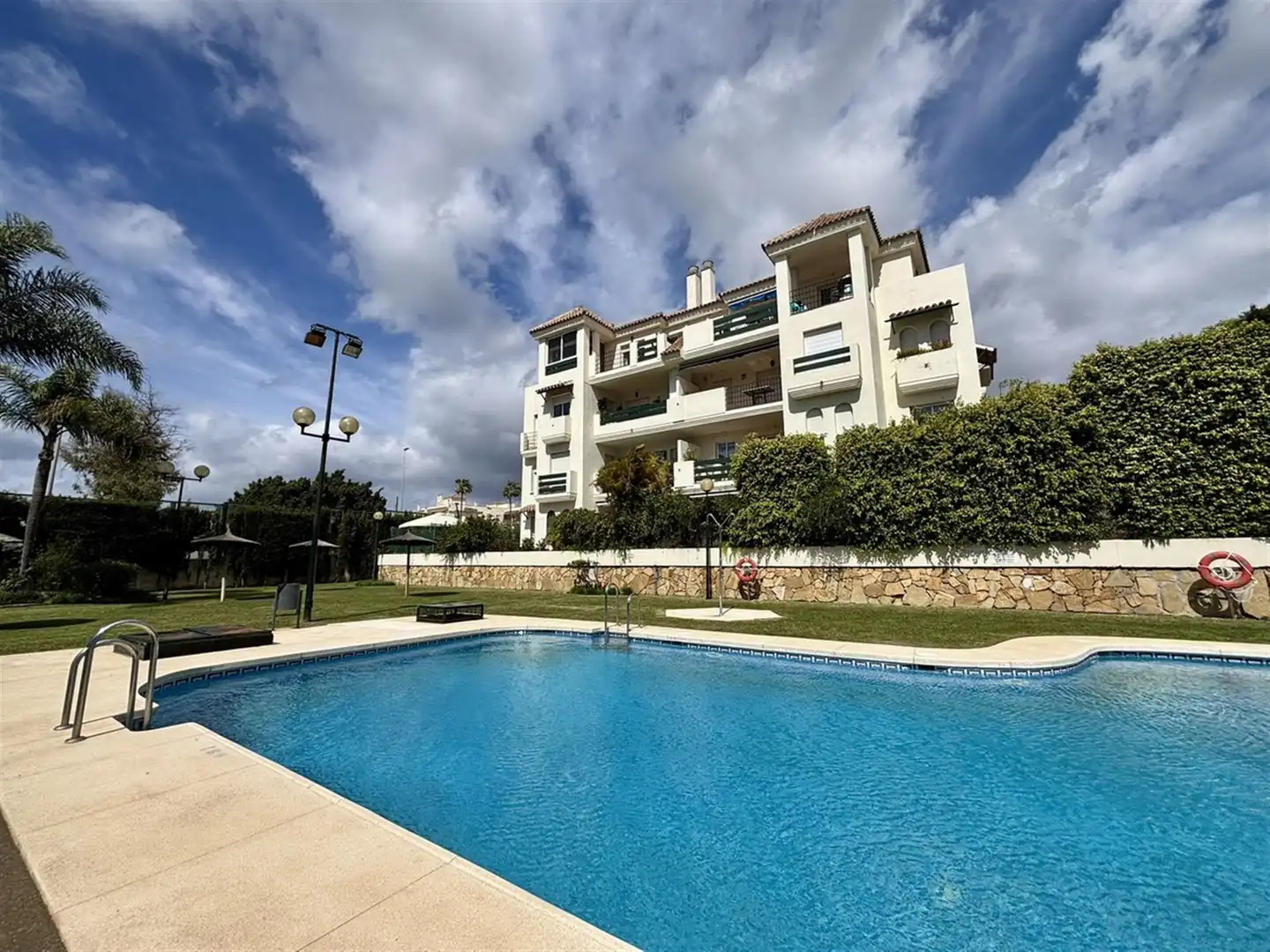 Vista exterior de Apartament en venda en Marbella amb Aire condicionat i Terrassa