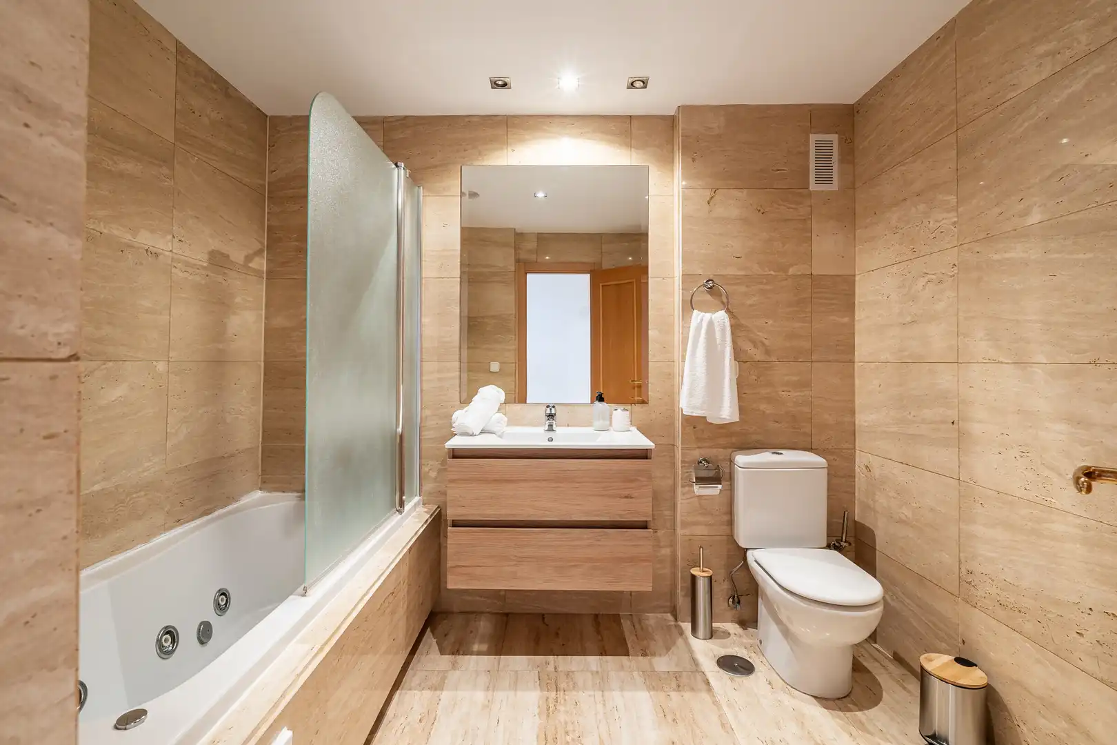 Badezimmer von Wohnungen zur Miete in Estepona mit Klimaanlage, Terrasse und Schwimmbad