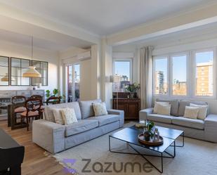 Living room of Flat to rent in  Madrid Capital  with Air Conditioner, Heating and Parquet flooring