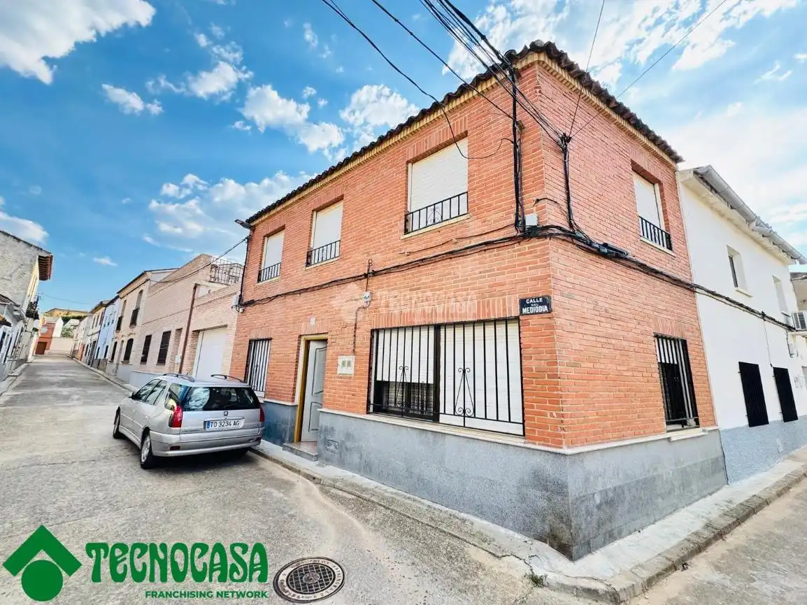 Vista exterior de Casa adosada en venta en Los Navalmorales con Aire acondicionado y Terraza