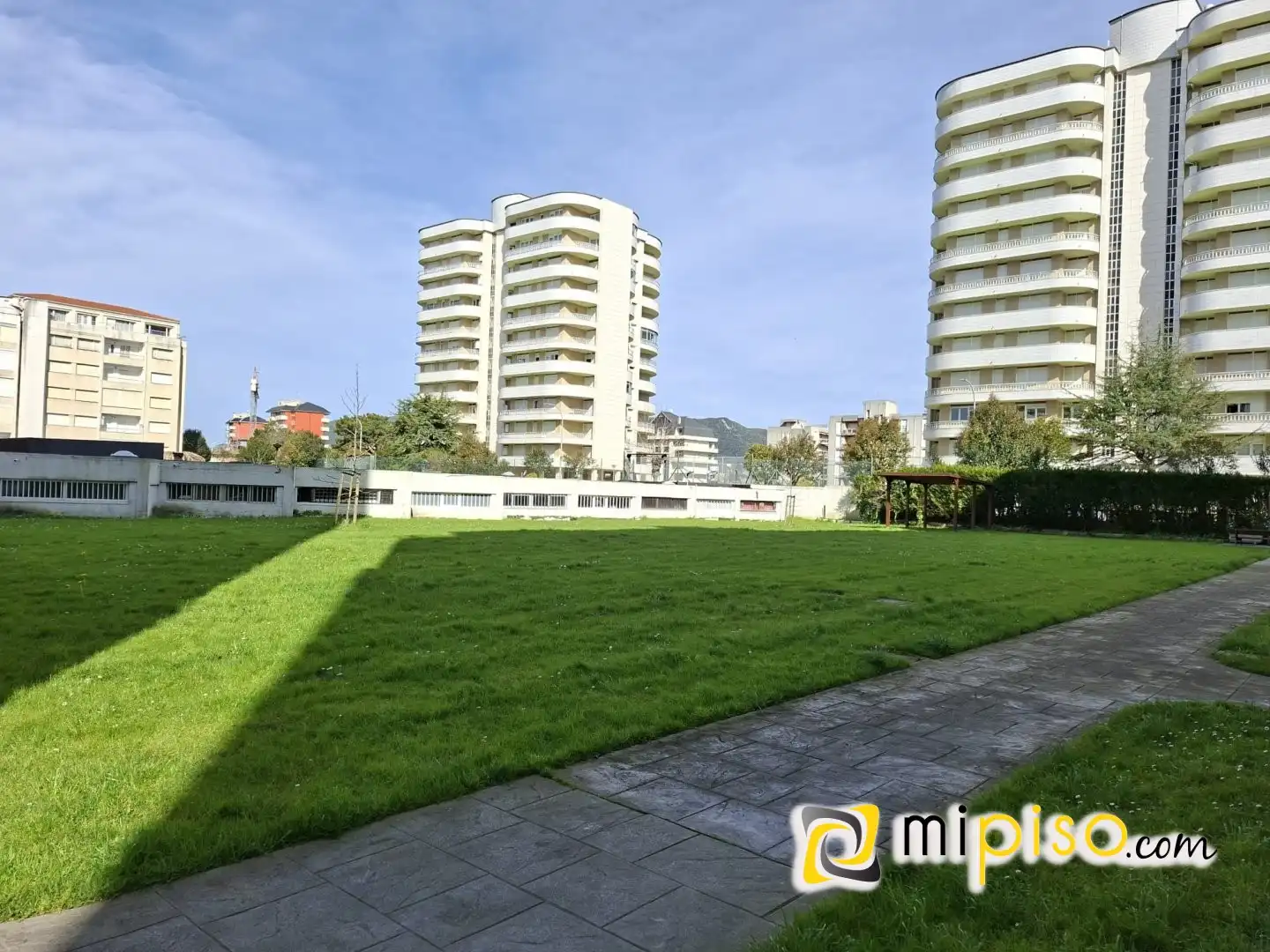 Vista exterior de Pis de lloguer en Laredo amb Calefacció i Moblat