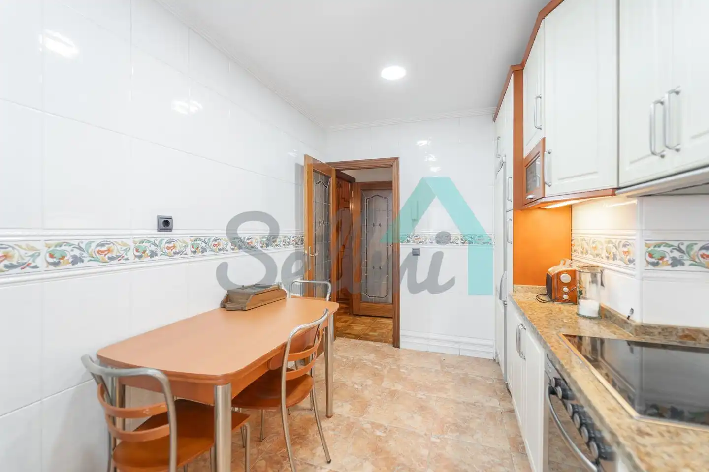 Cuina de Pis en venda en Oviedo  amb Calefacció, Parquet i Terrassa
