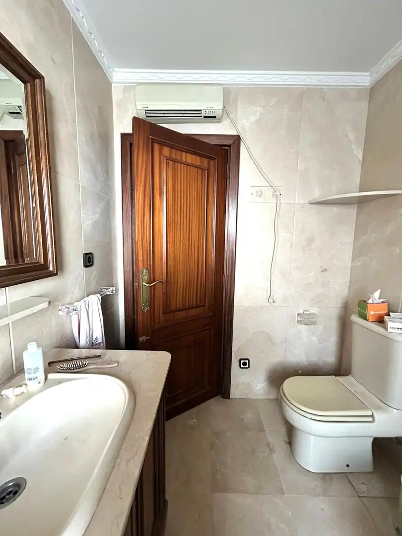 Baño de Casa o chalet en venta en Alcolea del Río con Aire acondicionado, Terraza y Amueblado