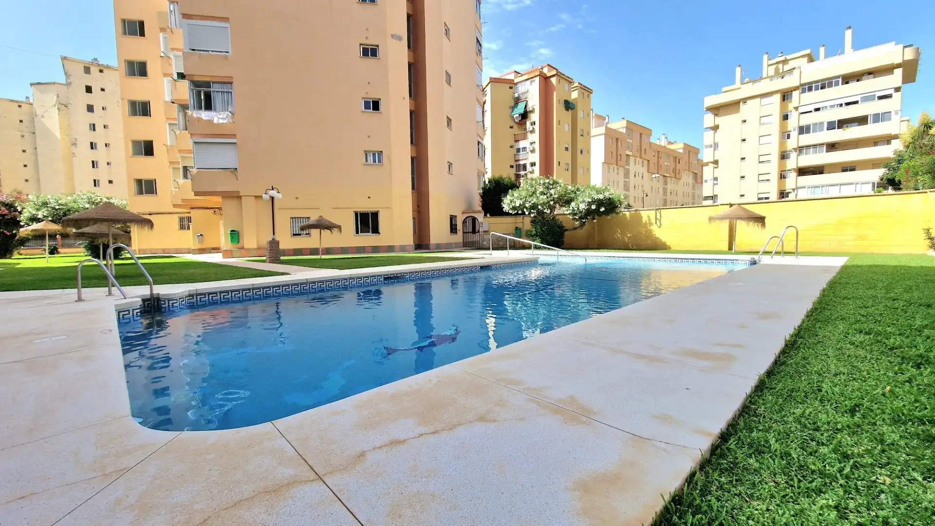 Piscina de Estudi en venda en Fuengirola amb Aire condicionat, Calefacció i Jardí privat