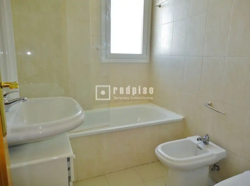Bathroom of Flat for rent in Madrid  with Air Conditioner, Heating and Private garden