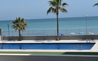 Piscina de Apartament en venda en La Manga del Mar Menor amb Aire condicionat, Calefacció i Jardí privat