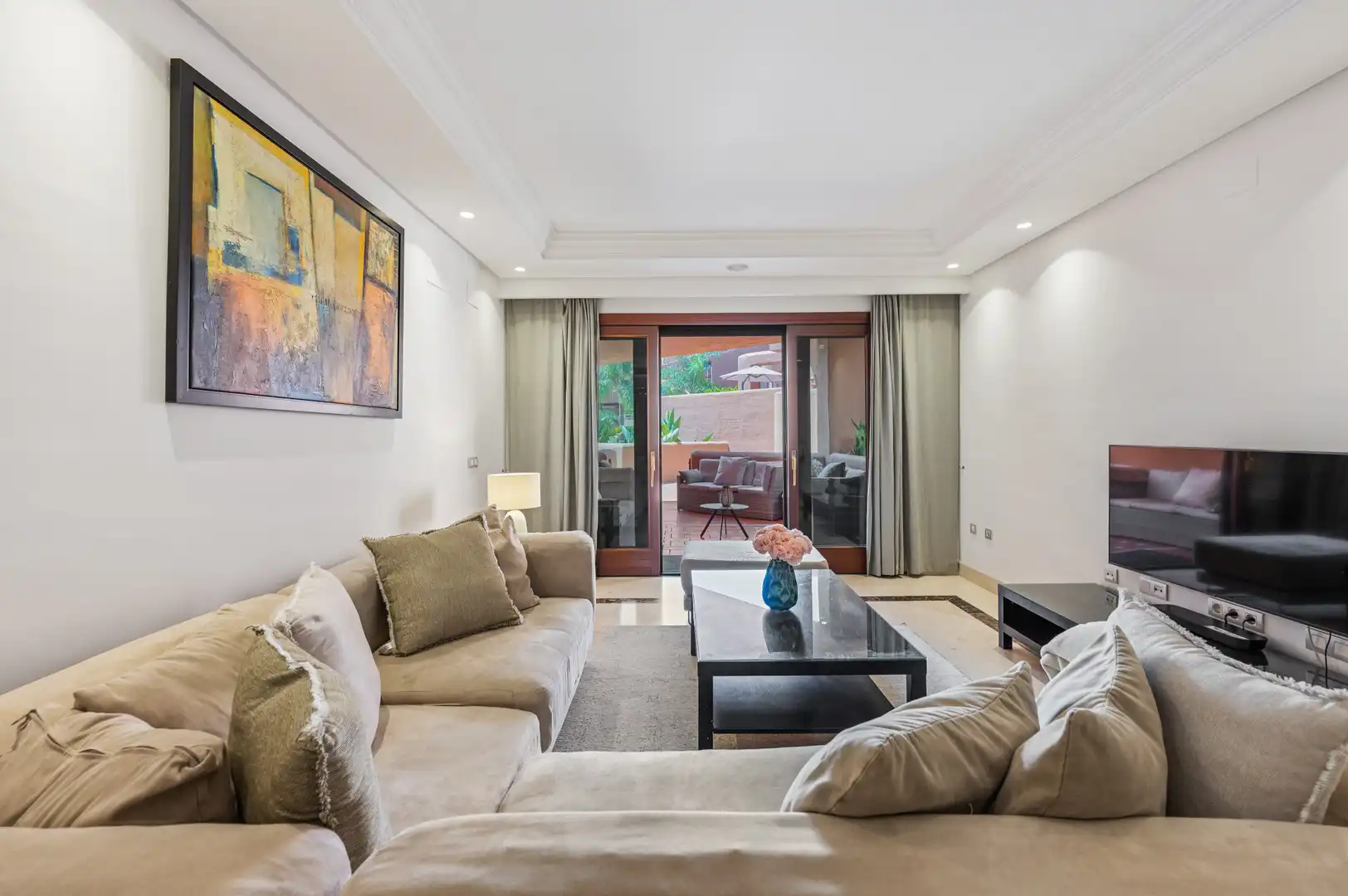 Sala de estar de Apartamento de alquiler en Estepona con Aire acondicionado, Terraza y Piscina